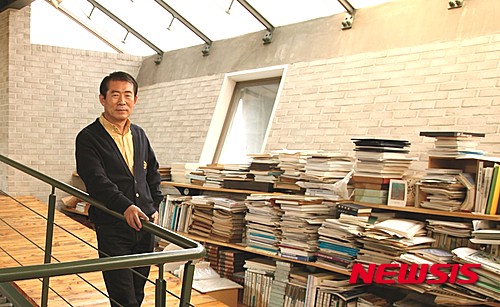 【서울=뉴시스】박현주기자= 전통산수화의 맥을 잇고 있는 한국화가 오용길 화백은 "경박한 시대지만 그림은 품격이 있어야 한다"고 강조했다.