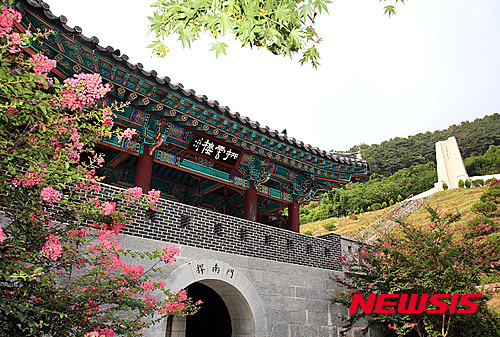 【밀양=뉴시스】안지율 기자 = 7일 경남 밀양시 삼랑진읍이 부산대학교 밀양캠퍼스가 생기면서 젊은이들이 모이면서 주말 나들이객으로부터 각광 받고 있다. 조선후기 영남대로의 원(院)·관(關)·진(津)의 역할을 담당하던 영남대로의 첫 번째 관문으로 천태산 자락에 자리 잡은 작원관지. 2015.09.07. (사진=밀양시 제공) photo@newsis.com.