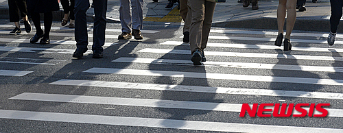 【서울=뉴시스】 추상철 기자 = 이슬이 내린다는 절기상 백로인 8일 오전 서울 광화문 광장 인근에서 쌀쌀한 출근길 긴소매 옷으로 갈아입은 시민들 아래로 그림자가 비치고 있다. 2015.09.08.&nbsp; scchoo@newsis.com