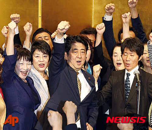 【도쿄 =AP/뉴시스】아베 신조(安倍晋三, 가운데) 일본 총리가 8일 오전&nbsp; 도쿄의 한 호텔에서 열린 자민당 총재 선거 출정식에서 주먹 쥔 손을 치켜들며 구호를 외치고 있다. 이날 아베 총리는 노다 세이코(野田聖子) 전 자민당 총무회장이 총재 선거 출마 단포기를 발표하면서 무투표로 총재직을 연임하게 됐다.2015.09.08