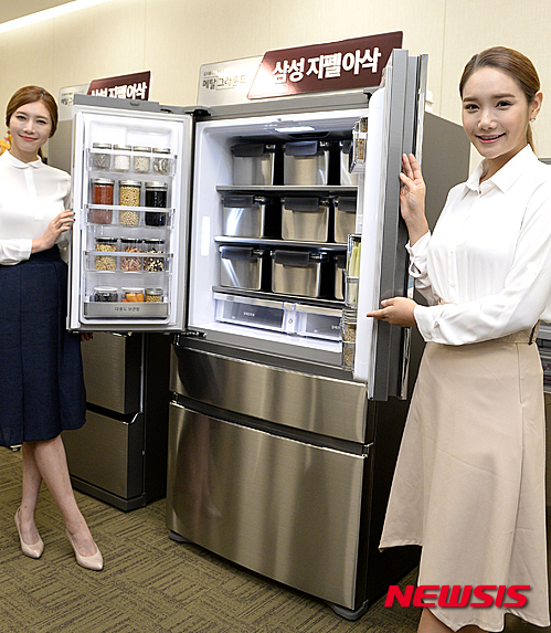【서울=뉴시스】 추상철 기자 = 삼성전자가 메탈그라운드 김치냉장고 지펠아삭을 새롭게 선보였다. 9일 서울 삼성전자 서초사옥에서 모델들이 김치통까지 메탈로 만들어진 김치냉장고를 선보이고 있다. 2015.09.09. scchoo@newsis.com