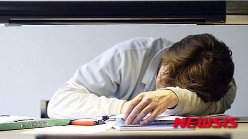 【서울=뉴시스】영국의 수면전문가 폴 켈리 박사가 8일(현지시간) 십대의 생체리듬을 고려해 등교시간을 오전 10시로 늦춰야한다는 이색 주장을 내놓았다. 사진은 오전 수업 중 졸고 있는 학생의 모습.<사진출처:bbc> 2015.09.09