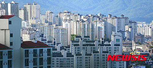 【서울=뉴시스】김선웅 인턴기자 = 가을 이사 철을 앞두고 아파트 전세값이 큰 상승폭을 보이고 있다. 서울 성북구에서는 전세가가 매매가를 웃도는 아파트가 등장했다. 이같은 시세 역전 현상은 저금리 장기화로 인한 월세 물량이 늘면서 전세 물량이 품귀 현상을 빚고 있기 때문이다. 사진은 9일 오후 성북구에 위치한 한 아파트 단지의 모습. 2015.09.09. lassoft2@newsis.com