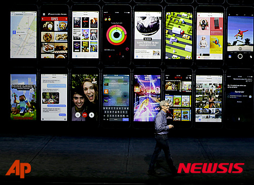 【샌프란시스코=AP/뉴시스】팀 쿡 애플 최고경영자(CEO)가 9일(현지시간) 10월 말 출시될 애플 TV에 대해 설명하고 있다. 이날 애플은 미국 캘리포니아주(州) 샌프란시스코에 위치한 빌그레이엄오디토리엄(Bill Graham Civic Auditorium)에서 신제품 공개행사 개최했다.애플TV는 음성 콘트롤이 가능하며 게임을 포함한 다양한 어플리케이션이 제공된다. 2015.09.10.