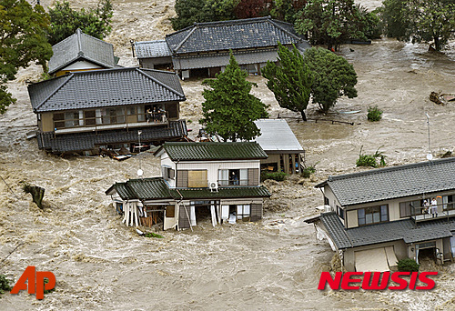【이바라키 =AP/뉴시스】18호 태풍 '아타우'의 영향으로 일본 동남부 간토(關東) 지역 일부에서 홍수·산사태는 물론 인명 피해가 발생하고 있다. 사진은 이바라키현을 흐르는 강이 범람하면서 주택들이 거센 물살 속에 잠겨 있는 모습. 2015.09.10