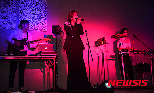 【서울=뉴시스】김선웅 인턴기자 = 가수 솔비(가운데)와 피터팬 컴플렉스의 드러머 김경인(오른쪽)이 결성한 아트 퍼포먼스 밴드 비비스가 10일 오후 서울 종로구 가나아트센터에서 공연을 하고 있다. 2015.09.10. lassoft2@newsis.com