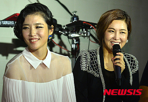 【서울=뉴시스】김선웅 인턴기자 = 가수 솔비와 피터팬 컴플렉스의 드러머 김경인이 결성한 아트 퍼포먼스 밴드 비비스의 쇼케이스 공연이 열린 10일 오후 서울 종로구 가나아트센터에서 김경인(왼쪽)과 솔비(오른쪽)가 인터뷰를 하고 있다. 2015.09.10. lassoft2@newsis.com