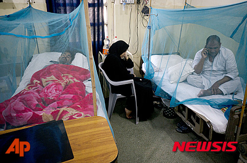 【라왈핀디=AP/뉴시스】10일(현지시간) 파키스탄 라왈핀디의 한 지역병원에 입원중인 뎅기열 감염 환자들이 휴식을 취하고 있다. 뎅기열은 인도와 파키스탄, 동남아시아, 중남미 등 아열대나 열대 지방에서 발생하는 풍토병으로, 전세계에 확산된 주요 질병 중 하나다. 한 해 약 4억명이 감염되고, 1억명이 고열을 동반한 구토 증세와 관절통 등을 앓는다. 증상이 심하면 합병증에 걸려 사망할 수도 있다. 2015.09.16.