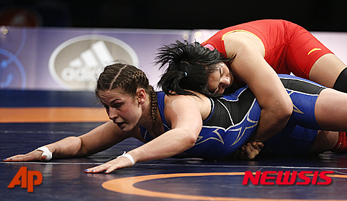【라스베이거스=AP/뉴시스】= 10일 (현지시간) 미국 라스베이거스에서 열린 여자 75kg급 자유형 레슬링대회 결승전에서 애들린 마리아 그레이 선수(왼쪽)와 중국 저우치엔 선수가 경기를 펼치고 있다. 국제레슬링연맹은 이날 여자 그레코 로만형 종목이 올림픽 종목에 추가될 가능성이 있다고 밝혔다.2015.09.11
