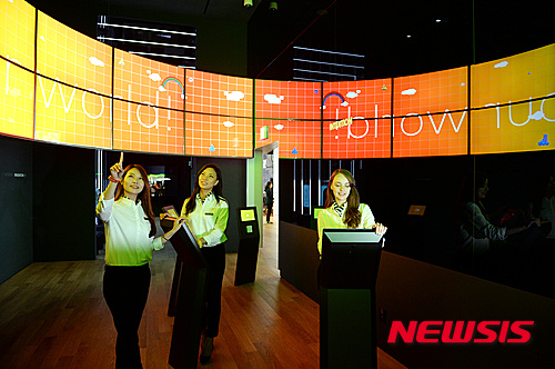 【서울=뉴시스】박영태 기자 = 삼성전자의 대표적 브랜드 체험관 ‘삼성 딜라이트(Samsung D'light)'가 3개월의 새 단장을 끝내고 12일 재개관한다.&nbsp; 재개관에 앞서 11일 오후 서울 서초구에 위치한 삼성 딜라이트에서 직원들이 딜라이트를 체험하며 소개하고 있다. 2015.09.11. since1999@newsis.com