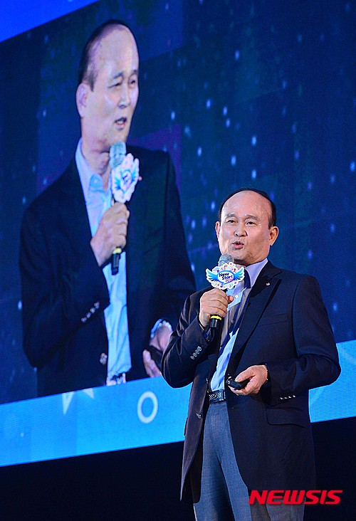【서울=뉴시스】고승민 기자 = 지난 3월 별세한 故 이채욱 전 인천공항공사 사장의 유가족이 지난 14일 인천 하늘고등학교를 찾아 장학금 1억원을 기탁했다고 인천공항공사가 16일 밝혔다. 사진은 지난 2015년 9월 고려대학교 화정체육관에서 열린 전국경제인연합회 주최, 토크콘서트 '뉴 스타트 2015-젊음, 아름답게 욕망하라'에서 당시 CJ 대표이사 부회장였던 이채욱 전 사장이 꿈과 희망 등을 주제로 토크콘서트를 하고 있다. 2019.06.16.&nbsp; kkssmm99@newsis.com 