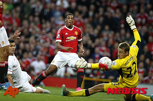 【서울=뉴시스】맨체스터 유나이티드의 앤서니 마샬이 13일(한국시간) 영국 맨체스터 올드 트래포드에서 열린 리버풀과의 경기에서 슛을 시도하고 있다.