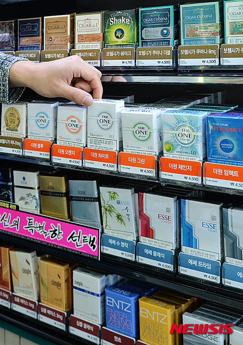 【서울=뉴시스】박문호 기자 = 13일 오전 서울 한 편의점에서 직원이 담배를 정리하고 있다.&nbsp; 올해 초 국민 건강을 이유로 답뱃갑을 2천 원 인상해 담배 소비를 줄이겠다던 정부가 내년 담배 소비가 올해보다 21% 증가할 것이라며 관련 예산 수입을 1조 1135억 원 늘려 잡았다. 반면 건강보험 국고지원금은 국민건강증진기금이 늘어날 것으로 예상한 3729억 원을 삭감해 국민 건강보다 증세를 위해 담뱃값을 인상했다는 비판을 받고 있다.&nbsp; 담뱃값 인상 후 올해 상반기에 걷힌 세금은 지난해 같은 기간보다 1조 2100억 원 늘어난 것으로 집계됐다. 흡연자인 많은 서민층의 경제적 부담이 가중된 담뱃값 수입은 올해 말 10조 원을 웃돌 수 있을 것으로 전망되고 있다. 편의점 업계는 담배판매량 소비 회복으로 올해 상반기 평균 매출 증가율이 21.1%에 달하고 있다. 2015.09.13.&nbsp; go2@newsis.com