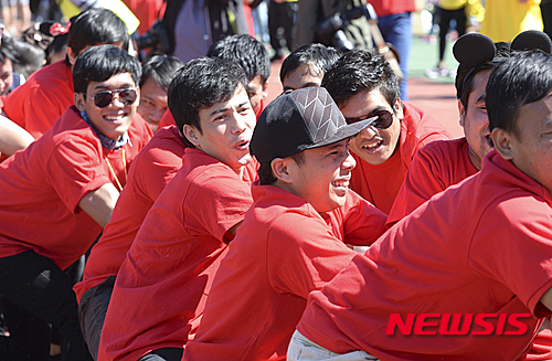【서울=뉴시스】최진석 기자 = 13일 오전 서울시 송파구 잠실 올림픽보조경기장에서 열린 '제5회 외국인 근로자 체육대회'에 참가한 서남권외국인근로자센터 근로자들이 줄다리기를 하고 있다. 2015.09.13. myjs@newsis.com