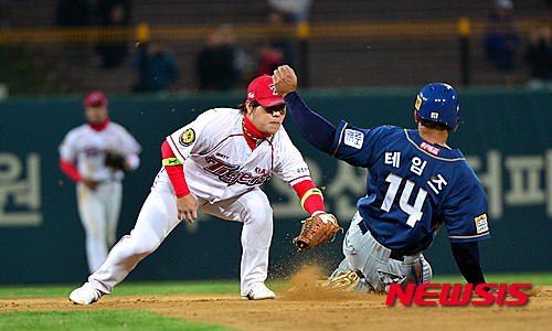 【서울=뉴시스】올 시즌 각종 기록을 쏟아내며 기록제조기로 명성을 쌓고 있는 NC 다이노스 외국인 타자 에릭 테임즈(29)가 KBO리그 사상 누구도 범접하지 못한 40홈런-40도루를 향해 질주하고 있다.2015.09.09.14.(뉴시스 DB)