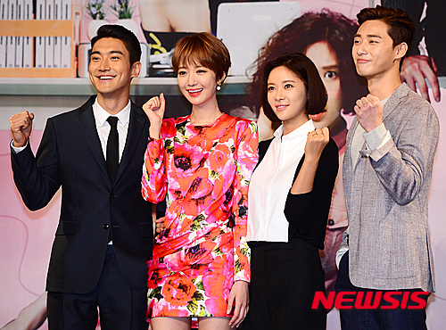 【서울=뉴시스】김진아 기자 = 배우 최시원(왼쪽부터), 고준희, 황정음, 박서준이 14일 오후 서울 마포구 상암MBC에서 열린 MBC 새 수목드라마 '그녀는 예뻤다' 제작발표회에서 포토타임을 갖고 있다. 드라마 ‘그녀는 예뻤다’는 첫사랑의 아이콘에서 ‘찌질녀’로 역변한 혜진(황정음 분)과 뚱보 찌질남에서 ‘완벽남’으로 정변한 성준(박서준 분)의 숨은 첫사랑 찾기에 하리(고준희 분)와 동료 신혁(최시원 분)이 가세하면서 벌어지는 네 남녀의 재기발랄 로맨틱 코미디로 오는 16일 첫 방송 된다. 2015.09.14. bluesoda@newsis.com