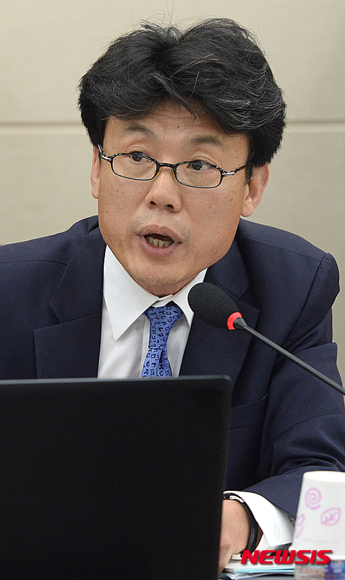 【서울=뉴시스】조수정 기자 = 14일 오후 서울 여의도 국회에서 열린 국방위원회의 병무청 국정감사에서 새정치민주연합 진성준 의원이 중앙일보의 보도와 관련한 신상 발언을 하고 있다. 2015.09.14. chocrystal@newsis.com