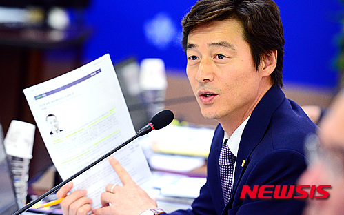 【서울=뉴시스】박영태 기자 = 14일 경기도 과천시 정부과천종합청사 미래창조과학부에서 열린 미래창조과학부 오후 국정감사에서 새정치민주연합 송호창 의원이 질의하고 있다. 2015.09.14.&nbsp; since1999@newsis.com