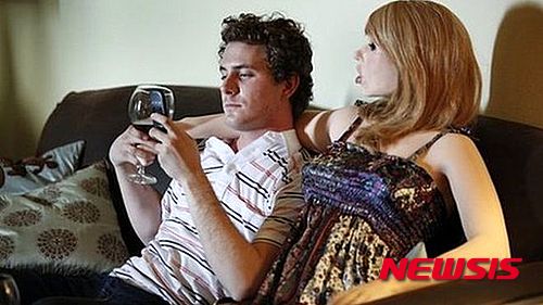 【서울=뉴시스】세계 최초 섹스로봇 '록시'를 개발한 트루컴패니언가 제공한 록시 광고 사진. 영국에서 세계 최초로 개발된 섹스로봇의 출시를 앞두고 성관계를 위한 로봇 개발 금지를 요구하는 운동이 벌어지고 있다고 BBC가 14일(현지시간) 보도했다. (사진 출처: BBC 인터넷판) 2015.09.15