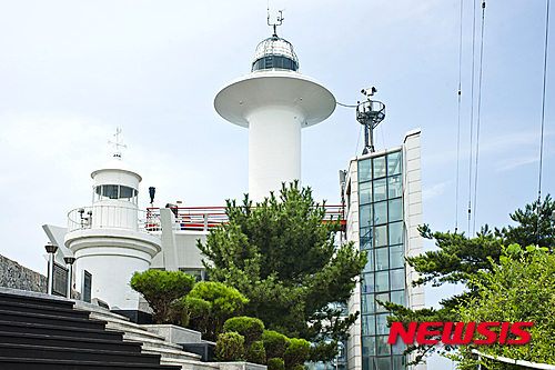 인천 팔미도 옛 등대(왼쪽)와 새 등대