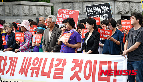 【밀양=뉴시스】안지율 기자 = 경남 창원지방법원 밀양지원은 15일 오후 밀양765kV 송전탑반대대책위 주민과 활동가 등 총 18명에 대한 1심 선고공판에서 집형유예와 벌금형 등을 선고했다. 사진은 이날 선고 공판에 참여한 주민과 활동가들이 기자회견을 하고 있다. 2015.09.15.&nbsp; alk9935@newsis.com