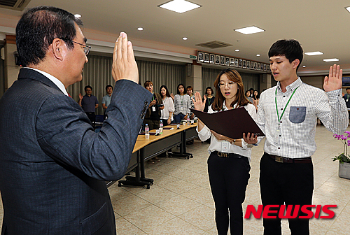 【청주=뉴시스】이병찬 기자 = 15일 충북 청주시청 대회의실에서 열린 '블로그 기자단 1기 & 대학생 SNS 서포터즈 1기 통합 발대식'에서 기자단과 서포터즈 대표들이 이승훈 청주시장 앞에서 선서를 하고 있다.2015.09.15.(사진=청주시 제공)&nbsp; photo@newsis.com