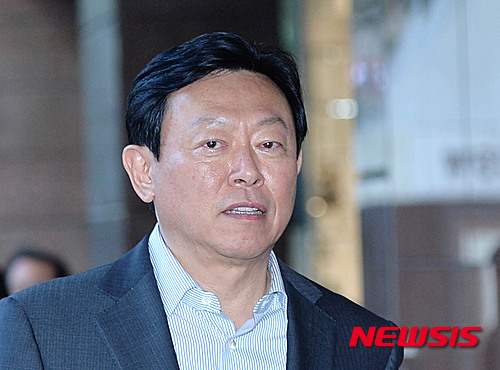 【서울=뉴시스】박문호 기자 = 신동빈 롯데그룹 회장이 상장을 앞둔 호텔롯데의 공동 대표이사로 선임된 15일 오후 서울 중구 을지로 롯데호텔로 들어가고 있다.&nbsp;&nbsp; 호텔롯데는 롯데그룹 신동빈 회장을 대표이사로 임명하고 형인 신동주 전 일본롯데홀딩스 부회장을 사내이사에서 해임했다고 15일 공시했다. 이로써 신 회장은 롯데쇼핑 이사와 호텔롯데 대표이사를 겸직하게 됐으며, 신동주 전 부회장은 국내 모든 계열사에서 물러나게 됐다. 2015.09.15.&nbsp;&nbsp;&nbsp; go2@newsis.com