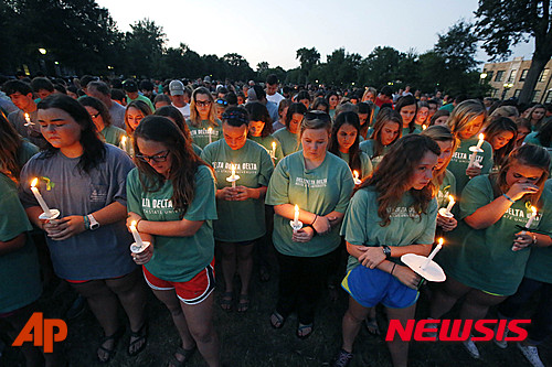 【 클리브랜드 = AP/뉴시스】미시시피주 클리블랜드의 델타주립대에서 흑인 학생이 나무에 매달린 교살체로 발견돼 수사 중이다. 사진은 2015년 9월 15일 학생과 교직원들이 촛불을 들고 전날 교내에서 발생한 총기 살인사건 희생자들을 추모하는 장면. 2025.09.18