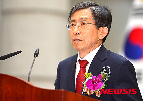 【서울=뉴시스】김선웅 인턴기자 = 민일영 전 대법관이 16일 오전 서울 서초구 대법원에서 열린 대법관 퇴임식에서 퇴임사를 하고 있다. 2015.09.16.&nbsp; lassoft2@newsis.com