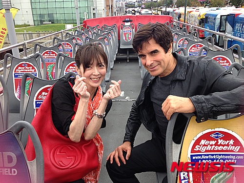 【뉴욕=뉴시스】노창현 특파원 = 세계최고의 마술사 데이비드 카퍼필드가 맨해튼 피어37에서 열린 '라이드오브페임(The Ride of Fame)' 이벤트에서 한국에 대한 특별한 애정을 보였다. 라이드오브페임은 지난 2010년 뉴욕시티투어 '그레이라인' 100주년을 맞아 시작된 연례 이벤트로 유명인사가 홍보대사로 나와 팬들과 교감하는 자리다. 자유의 여신상을 사라지게 하고 만리장성과 나이아가라 폭포를 통과하는 엄청난 스케일의 마술로 잘 알려진 카퍼필드는 "한국음식을 정말 좋아한다. 한국은 언제나 열정적인 팬들이 반겨주기때문에 항상 가고싶은 곳"이라고 말했다. 카퍼필드가 배우겸 큐레이터 이오비씨와 함께 더블데커(2층관광버스) 위에서 포즈를 취했다. <사진=Newsroh.com 제공> 2015.09.16.