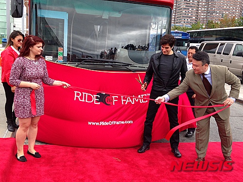 【뉴욕=뉴시스】노창현 특파원 = 세계최고의 마술사 데이비드 카퍼필드가 맨해튼 피어37에서 열린 '라이드오브페임(The Ride of Fame)' 이벤트에서 한국에 대한 특별한 애정을 보였다. 라이드오브페임은 지난 2010년 뉴욕시티투어 '그레이라인' 100주년을 맞아 시작된 연례 이벤트로 유명인사가 홍보대사로 나와 팬들과 교감하는 자리다. 자유의 여신상을 사라지게 하고 만리장성과 나이아가라 폭포를 통과하는 엄청난 스케일의 마술로 잘 알려진 카퍼필드는 "한국음식을 정말 좋아한다. 한국은 언제나 열정적인 팬들이 반겨주기때문에 항상 가고싶은 곳"이라고 말했다. 카퍼필드가 데이비드 첸 '라이드오브페임' 창설자 등과 함께 테이프커팅을 하고 있다. <사진=Newsroh.com 제공>2015.09.16.