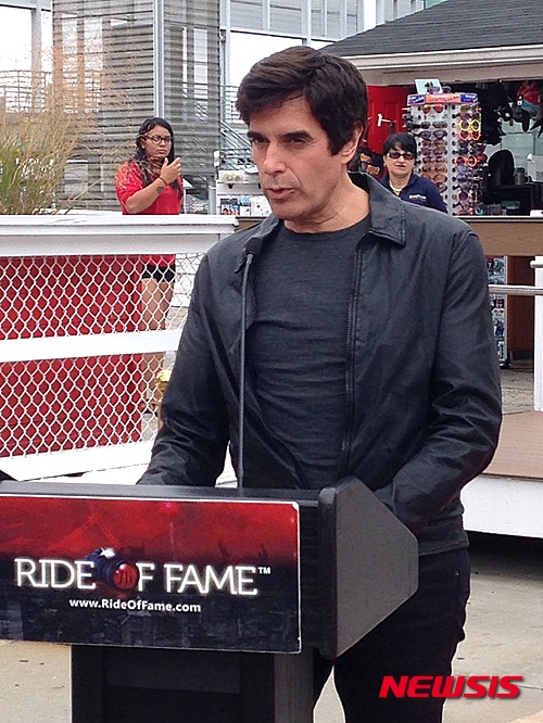 【뉴욕=뉴시스】노창현 특파원 = 세계최고의 마술사 데이비드 카퍼필드가 맨해튼 피어37에서 열린 '라이드오브페임(The Ride of Fame)' 이벤트에서 한국에 대한 특별한 애정을 보였다. 라이드오브페임은 지난 2010년 뉴욕시티투어 '그레이라인' 100주년을 맞아 시작된 연례 이벤트로 유명인사가 홍보대사로 나와 팬들과 교감하는 자리다. 자유의 여신상을 사라지게 하고 만리장성과 나이아가라 폭포를 통과하는 엄청난 스케일의 마술로 잘 알려진 카퍼필드는 "한국음식을 정말 좋아한다. 한국은 언제나 열정적인 팬들이 반겨주기때문에 항상 가고싶은 곳"이라고 말했다. <사진=Newsroh.com 제공> 2015.09.16.