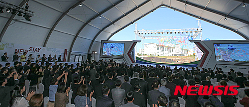 【인천=뉴시스】전진환 기자 = 17일 오전 인천 남구 도화동에서 1호 뉴스테이(기업형 임대주택) 착공식이 진행됐다. 2015.09.17.&nbsp; photo@newsis.com