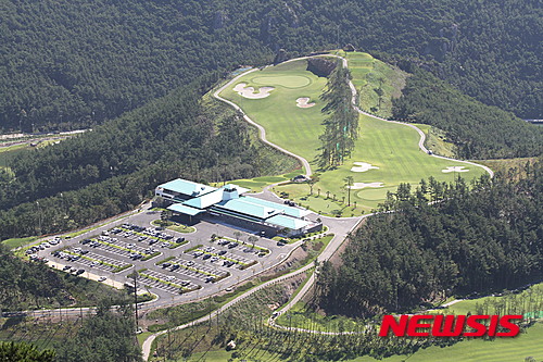 【통영=뉴시스】신정철 기자 = 경남 통영에서 처음으로 18홀 규모의 통영동원로얄컨트리클럽이 오는 19일 개장된다. 부지면적 98만3676㎡에 18홀의 대중제 골프장으로, 세계적인 골프장 설계 전문가인 미국의 데이비스 데일이 설계했다. 한려수도의 절경과 한국 100대 명산인 미륵산을 품은 골프장 전경모습이다.2015.09.17.(사진=통영시 제공) photo@newsis.com