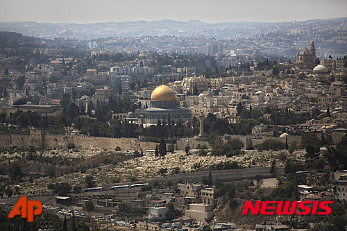 【예루살렘 =AP/뉴시스】동예루살렘의 이슬람 성지인 알 아크사 모스크에서 27일(현지시간) 팔레스타인 인들과 이스라엘 군 간에 또다시 무력 충돌이 벌어졌다. 사진은 알 아크사 모스크 전경. 2015.09.27