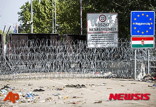 【호르고스(세르비아)=AP/뉴시스】17일(현지시간) 세르비아 호르고스에서 헝가리를 오가는 국경이 임시 울타리로 막혀 있다. 이날 크로아티아 지도자들은 수천명의 난민이 쏟아지면서 세르비아 접경에 혼란이 발생하자 군대를 요청했다. 2015.09.18