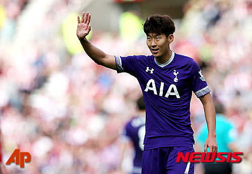 【서울=뉴시스】박영환 기자 = 손흥민(23·토트넘)이 13일(한국시간) 선덜랜드의 스타디움 오브 라이트에서 열린 선더랜드전에서 팬들에게 손을 흔들어 인사하고 있다. 손흥민은 18일 오전 4시5분(한국시간) 영국 런던에서 열린 유럽축구연맹(UEFA) 유로파리그 조별리그 J조 1차전 카라바흐(아제르바이잔)전에서 2골을 터뜨리며 팀승리를 견인했다. 2015.9.18