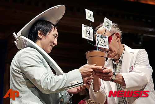 【캠브리지 =AP/뉴시스】미국의 중국계 과학자 데이비드 후(왼쪽)가 17일(현지시간) 매서추세츠주 캠브리지의 하버드대에서 열린 '이그노벨상' 수상식에서 변기 시트를 뒤집어쓴채 1986년도 노벨 화학상 수상자인 더들리 허쉬바흐로부터 화분 모양의 트로피를 받고 있다. 후는 모든 포유류가 소변으로 방광을 비우는데 걸리는 시간이 21초란 사실을 밝힌 연구로 상을 수상했다. '패러디 노벨상'이라고도 불리는 이그노벨상은 매년 기발하면서도 재미있는 연구성과에 상을 수여하고 있다. 2015.09.18