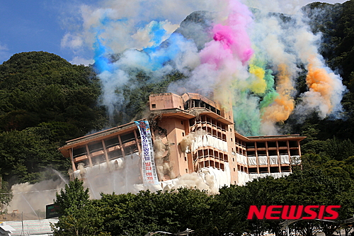 【정읍=뉴시스】김종효 기자 = 10년간 사업장 패쇄상태로 흉물스럽게 자리잡았던 전북 정읍 내장산관광호텔이 18일 오후 발파해체를 통해 역사의 뒤안길로 사라졌다. 발파해체를 위해 내부기둥 1곳당 3~4곳, 총 950개소에 76㎏의 에멀전폭약이 설치됐던 호텔이 무너져 내리고 있다. 2015.09.18. seun6685@newsis.com