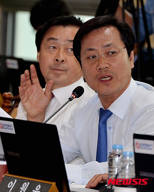 【나주=뉴시스】배동민 기자 = 18일 오후 전남 나주시 빛가람동 한국전력공사 나주 본사 신사옥 16층 대회의실에서 국회 산업통상자원위원회가 한국전력공사·한국전력거래소·한국에너지기술평가원·한전KPS·한전KDN·기초전력연구원·한국스마트그리드사업단에 대한 2015년 국정감사를 벌였다. 새정치민주연합 오영식(서울 강북갑) 의원이 조환익 한전 사장을 상대로 질문을 하고 있다. 2015.09.18.&nbsp; guggy@newsis.com