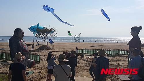 【서울=뉴시스】 박현주 기자=18일 언론에 먼저 공개된 '2015바다미술제' 입구. 김원근의 조각 '손님' 작품을 통과하면 백사장을 밟을수 있다.&nbsp; ‘보다 ― 바다와 씨앗’을 주제로 부산 사하구 다대포해수욕장에서 16개국 32개의 작품이 전시됐다.&nbsp; 바다미술제는 1987년 시작된 부산의 문화축제이자, 바닷가라는 자연환경을 활용한 독특한 형태의 자연 환경 예술제이다. 19일부터 10월 18일까지 열린다.