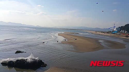 【서울=뉴시스】 박현주 기자= 다대포해수욕장 바다를 이용한 작품 루드위카 그라지나 오고르젤렉의 '거울'. 셀로판 줄과 철, 끈으로 만들었다.