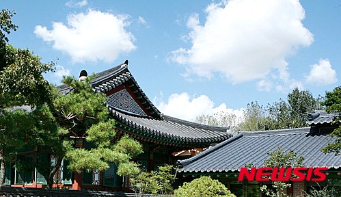 【서울=뉴시스】메이필드 호텔은 오는 25~30일 ‘감’을 주제로 한 추석 패키지를 선보인다. 사진은 이 호텔 한식당 ‘낙원’과 한정식당 ‘봉래헌’. (사진=메이필드 호텔 제공)