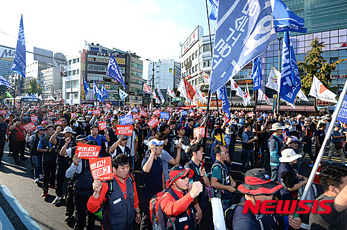 [서울=뉴시스]박문호 기자 = 민주노총 확대간부 총파업 선포 결의대회가 열린 지난 2015년 9월19일 오후 서울 종로3가를 점거한 전교조와 공무원 노조 참가자들이 비정규직과 월급삭감, 쉬운해고를 만드는 노동악법을 규탄하며 총력투쟁을 선포하고 있다. 2015.09.19. go2@newsis.com
