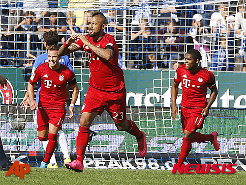【담슈타트(독일)=AP/뉴시스】바이에른 뮌헨의 아르투로 비달(가운데)이 19일 오후 10시30분 독일 담슈타트에서 열린 담슈타트와의 2015~2016 독일 프로축구 분데스리가 5라운드에서 전반 20분 선제골을 터뜨린 뒤 기뻐하고 있다. 2015.09.20.
