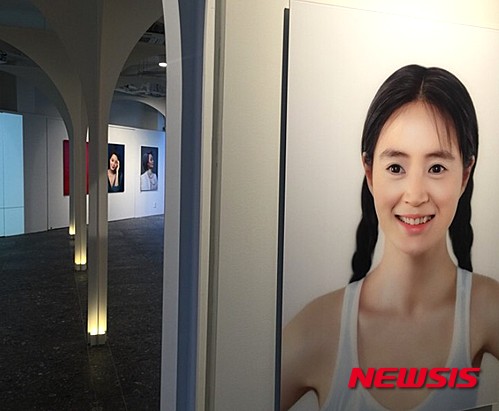 【서울=뉴시스】 박현주 기자= 이경민 포레 청담 본점 1층에 전시된 배우 김혜수의 사진전.