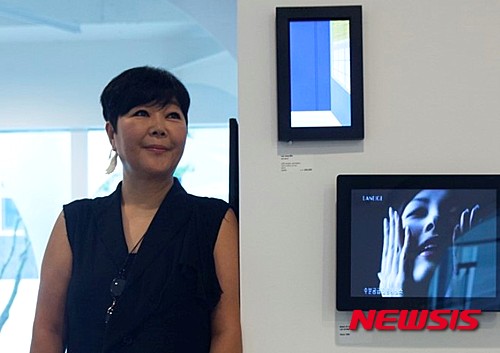 【서울=뉴시스】 박현주 기자=미용실을 전시공간으로 바꾼 이경민 포레 이경민 원장. [사진=이경민 포레 제공]