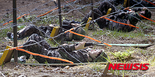 【남양주=뉴시스】 추상철 기자 = '백투더 예비군' 선진화된 예비군훈련 체험 행사가 열린 20일 오전 경기도 남양주 금곡 예비군훈련장에서 예비역 및 일반참가자들이 전술훈련 체험을 하고 있다.&nbsp; 국방부는 20~40대 국민 중 총 30명을 선정했으며 장애물 통과 전술훈련, 사격술 예비훈련, 마일즈 장비를 활용한 서바이벌 훈련 등의 체험 프로그램을 마련했다. 2015.09.20.&nbsp; scchoo@newsis.com