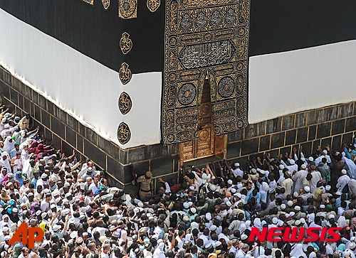 【메카(사우디 아라비아)=AP/뉴시스】20일(현지시간) 사우디 아라비아 메카에 위치한 대모스크에서 무슬림 순례자들이 기도하고 있다. 2015.09.21