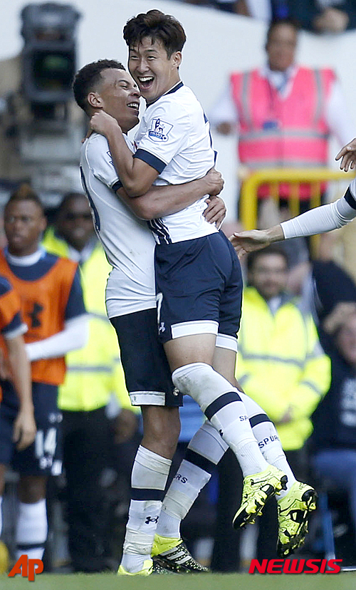 【런던=AP/뉴시스】손흥민이 20일 오후 9시30분(한국시간) 영국 런던의 화이트 하트 레인에서 열린 크리스털 팰리스와의 2015~2016 잉글랜드 프로축구 프리미어리그(EPL) 6라운드에서 후반 23분 경기 결승골을 터뜨린 뒤 델리 알리와 환호하고 있다. 215.09.20.